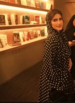 ⁦عباية البولكا دوت مع شيلة دانتيل | Polka Dot Abaya | صناعة سعودية | كريب فاخر⁩ - الصورة ⁦2⁩