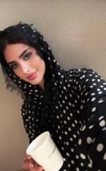 ⁦عباية البولكا دوت مع شيلة دانتيل | Polka Dot Abaya | صناعة سعودية | كريب فاخر⁩ - الصورة ⁦5⁩
