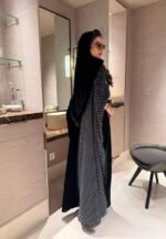 ⁦عباية بولكا دوت السوداء | Polka Dot Abaya | عباية سعودية أنيقة⁩ - الصورة ⁦2⁩
