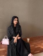 ⁦عباية البولكا دوت مع شيلة دانتيل | Polka Dot Abaya | صناعة سعودية | كريب فاخر⁩ - الصورة ⁦6⁩