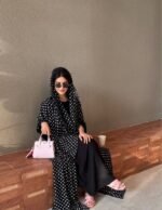 ⁦عباية البولكا دوت مع شيلة دانتيل | Polka Dot Abaya | صناعة سعودية | كريب فاخر⁩ - الصورة ⁦7⁩