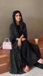 ⁦عباية البولكا دوت مع شيلة دانتيل | Polka Dot Abaya | صناعة سعودية | كريب فاخر⁩ - الصورة ⁦8⁩