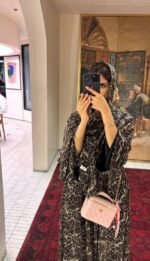 ⁦عباية وشاح بنقشة رخامية من DUJE | Marble Scarf Abaya | كريب سعودي فاخر | صناعة سعودية⁩ - الصورة ⁦2⁩