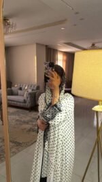⁦عباية بولكا دوت البيضاء | Polka Dot Abaya | عباية سعودية فاخرة⁩ - الصورة ⁦2⁩