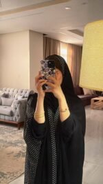 ⁦عباية بولكا دوت السوداء | Polka Dot Abaya | عباية سعودية أنيقة⁩ - الصورة ⁦5⁩
