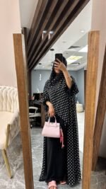 ⁦عباية البولكا دوت مع شيلة دانتيل | Polka Dot Abaya | صناعة سعودية | كريب فاخر⁩ - الصورة ⁦9⁩