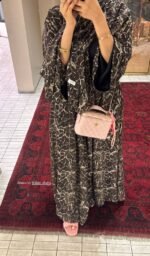 ⁦عباية وشاح بنقشة رخامية من DUJE | Marble Scarf Abaya | كريب سعودي فاخر | صناعة سعودية⁩ - الصورة ⁦6⁩