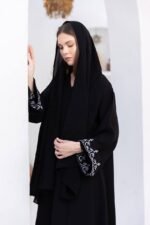 ⁦عباية سوداء مطرزة كلاسيكية من DUJE | Classic Embroidery Abaya | كريب سعودي فاخر | صناعة سعودية⁩ - الصورة ⁦2⁩
