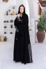 ⁦عباية سوداء مطرزة كلاسيكية من DUJE | Classic Embroidery Abaya | كريب سعودي فاخر | صناعة سعودية⁩ - الصورة ⁦3⁩