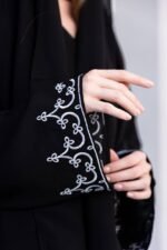 ⁦عباية سوداء مطرزة كلاسيكية من DUJE | Classic Embroidery Abaya | كريب سعودي فاخر | صناعة سعودية⁩ - الصورة ⁦4⁩
