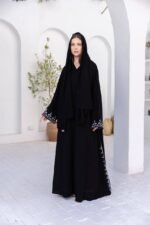 ⁦عباية سوداء مطرزة كلاسيكية من DUJE | Classic Embroidery Abaya | كريب سعودي فاخر | صناعة سعودية⁩ - الصورة ⁦5⁩