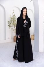 ⁦عباية سوداء مطرزة كلاسيكية من DUJE | Classic Embroidery Abaya | كريب سعودي فاخر | صناعة سعودية⁩ - الصورة ⁦6⁩