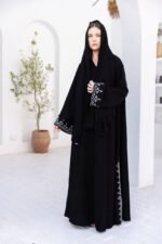 ⁦عباية سوداء مطرزة كلاسيكية من DUJE | Classic Embroidery Abaya | كريب سعودي فاخر | صناعة سعودية⁩ - الصورة ⁦7⁩