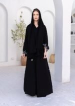 ⁦عباية سوداء مطرزة كلاسيكية من DUJE | Classic Embroidery Abaya | كريب سعودي فاخر | صناعة سعودية⁩ - الصورة ⁦8⁩