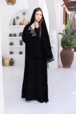 ⁦عباية سوداء مطرزة كلاسيكية من DUJE | Classic Embroidery Abaya | كريب سعودي فاخر | صناعة سعودية⁩ - الصورة ⁦9⁩
