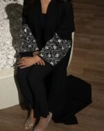 ⁦عباية سوداء مطرزة دانتيل فاخر من DUJE | Lace Elegance Abaya | كريب سعودي | صناعة سعودية⁩ - الصورة ⁦2⁩