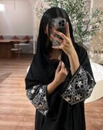 ⁦عباية سوداء مطرزة دانتيل فاخر من DUJE | Lace Elegance Abaya | كريب سعودي | صناعة سعودية⁩ - الصورة ⁦3⁩
