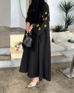 ⁦عباية  DUJE | Sunflower Abaya | كريب سعودي فاخر | صناعة سعودية⁩ - الصورة ⁦2⁩