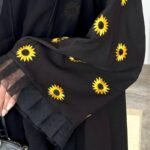 ⁦عباية  DUJE | Sunflower Abaya | كريب سعودي فاخر | صناعة سعودية⁩ - الصورة ⁦3⁩