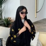 ⁦عباية  DUJE | Sunflower Abaya | كريب سعودي فاخر | صناعة سعودية⁩ - الصورة ⁦4⁩