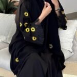 ⁦عباية  DUJE | Sunflower Abaya | كريب سعودي فاخر | صناعة سعودية⁩ - الصورة ⁦5⁩