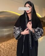 ⁦عباية سوداء مطرزة فاخرة من DUJE | Royal Embroidery Abaya | كريب سعودي | صناعة سعودية⁩ - الصورة ⁦2⁩