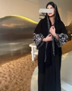 ⁦عباية سوداء مطرزة فاخرة من DUJE | Royal Embroidery Abaya | كريب سعودي | صناعة سعودية⁩ - الصورة ⁦3⁩