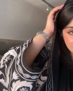 ⁦عباية سوداء مطرزة فاخرة من DUJE | Royal Embroidery Abaya | كريب سعودي | صناعة سعودية⁩ - الصورة ⁦4⁩