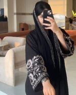⁦عباية سوداء مطرزة فاخرة من DUJE | Royal Embroidery Abaya | كريب سعودي | صناعة سعودية⁩ - الصورة ⁦5⁩