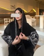⁦عباية سوداء مطرزة فاخرة من DUJE | Royal Embroidery Abaya | كريب سعودي | صناعة سعودية⁩ - الصورة ⁦6⁩