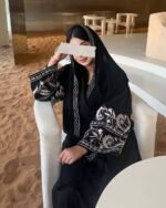 ⁦عباية سوداء مطرزة فاخرة من DUJE | Royal Embroidery Abaya | كريب سعودي | صناعة سعودية⁩ - الصورة ⁦7⁩