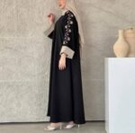 ⁦عباية DUJE سوداء مطرزة بكم بيج | كريب سعودي فاخر | صناعة سعودية⁩ - الصورة ⁦3⁩