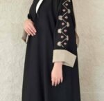 ⁦عباية DUJE سوداء مطرزة بكم بيج | كريب سعودي فاخر | صناعة سعودية⁩ - الصورة ⁦4⁩