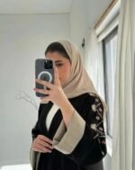 ⁦عباية DUJE سوداء مطرزة بكم بيج | كريب سعودي فاخر | صناعة سعودية⁩ - الصورة ⁦5⁩
