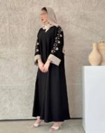 ⁦عباية DUJE سوداء مطرزة بكم بيج | كريب سعودي فاخر | صناعة سعودية⁩ - الصورة ⁦6⁩