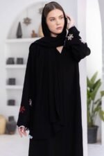 ⁦عباية سوداء مطرزة بالزهور من DUJE | Daisy Black Abaya | كريب سعودي فاخر | صناعة سعودية⁩ - الصورة ⁦2⁩