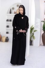 ⁦عباية سوداء مطرزة بالزهور من DUJE | Daisy Black Abaya | كريب سعودي فاخر | صناعة سعودية⁩ - الصورة ⁦3⁩