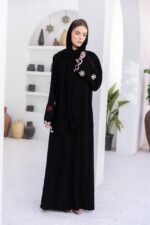 ⁦عباية سوداء مطرزة بالزهور من DUJE | Daisy Black Abaya | كريب سعودي فاخر | صناعة سعودية⁩ - الصورة ⁦4⁩