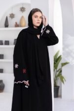 ⁦عباية سوداء مطرزة بالزهور من DUJE | Daisy Black Abaya | كريب سعودي فاخر | صناعة سعودية⁩ - الصورة ⁦5⁩