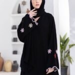 عباية سوداء مطرزة بالزهور من DUJE | Daisy Black Abaya | كريب سعودي فاخر | صناعة سعودية