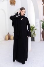 ⁦عباية سوداء مطرزة بالزهور من DUJE | Daisy Black Abaya | كريب سعودي فاخر | صناعة سعودية⁩ - الصورة ⁦7⁩