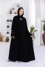 ⁦عباية سوداء مطرزة بالزهور من DUJE | Daisy Black Abaya | كريب سعودي فاخر | صناعة سعودية⁩ - الصورة ⁦8⁩