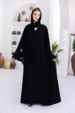 ⁦عباية سوداء مطرزة بالزهور من DUJE | Daisy Black Abaya | كريب سعودي فاخر | صناعة سعودية⁩ - الصورة ⁦9⁩