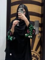 ⁦عباية سوداء مطرزة بالورود من DUJE | Floral Garden Abaya | كريب سعودي فاخر | صناعة سعودية⁩ - الصورة ⁦2⁩