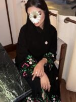 ⁦عباية سوداء مطرزة بالورود من DUJE | Floral Garden Abaya | كريب سعودي فاخر | صناعة سعودية⁩ - الصورة ⁦3⁩