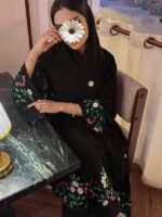 ⁦عباية سوداء مطرزة بالورود من DUJE | Floral Garden Abaya | كريب سعودي فاخر | صناعة سعودية⁩ - الصورة ⁦4⁩