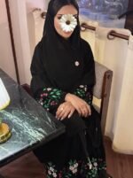 ⁦عباية سوداء مطرزة بالورود من DUJE | Floral Garden Abaya | كريب سعودي فاخر | صناعة سعودية⁩ - الصورة ⁦5⁩