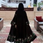 عباية سوداء مطرزة بالورود من DUJE | Floral Garden Abaya | كريب سعودي فاخر | صناعة سعودية