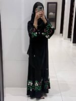 ⁦عباية سوداء مطرزة بالورود من DUJE | Floral Garden Abaya | كريب سعودي فاخر | صناعة سعودية⁩ - الصورة ⁦6⁩