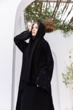 ⁦عباية سوداء مطرزة بالورود من DUJE | Floral Black Abaya | كريب سعودي فاخر | صناعة سعودية⁩ - الصورة ⁦2⁩